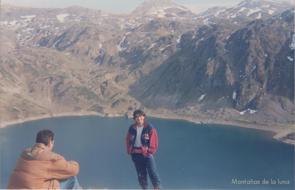 Joaquín y detrás el Lago Negro